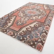 Tapis oriental vintage en laine, médaillon géométrique corail et bleu