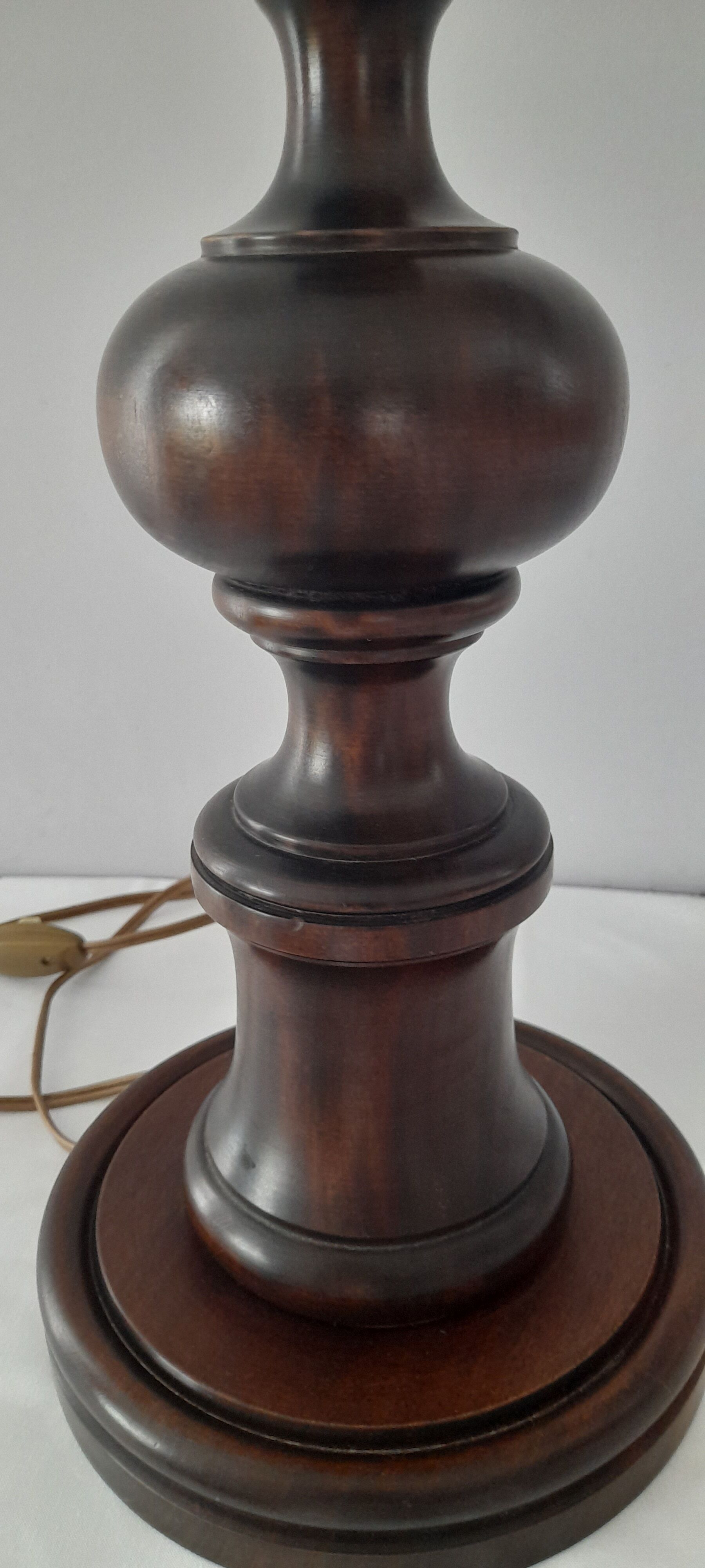 Wooden lamp base turns