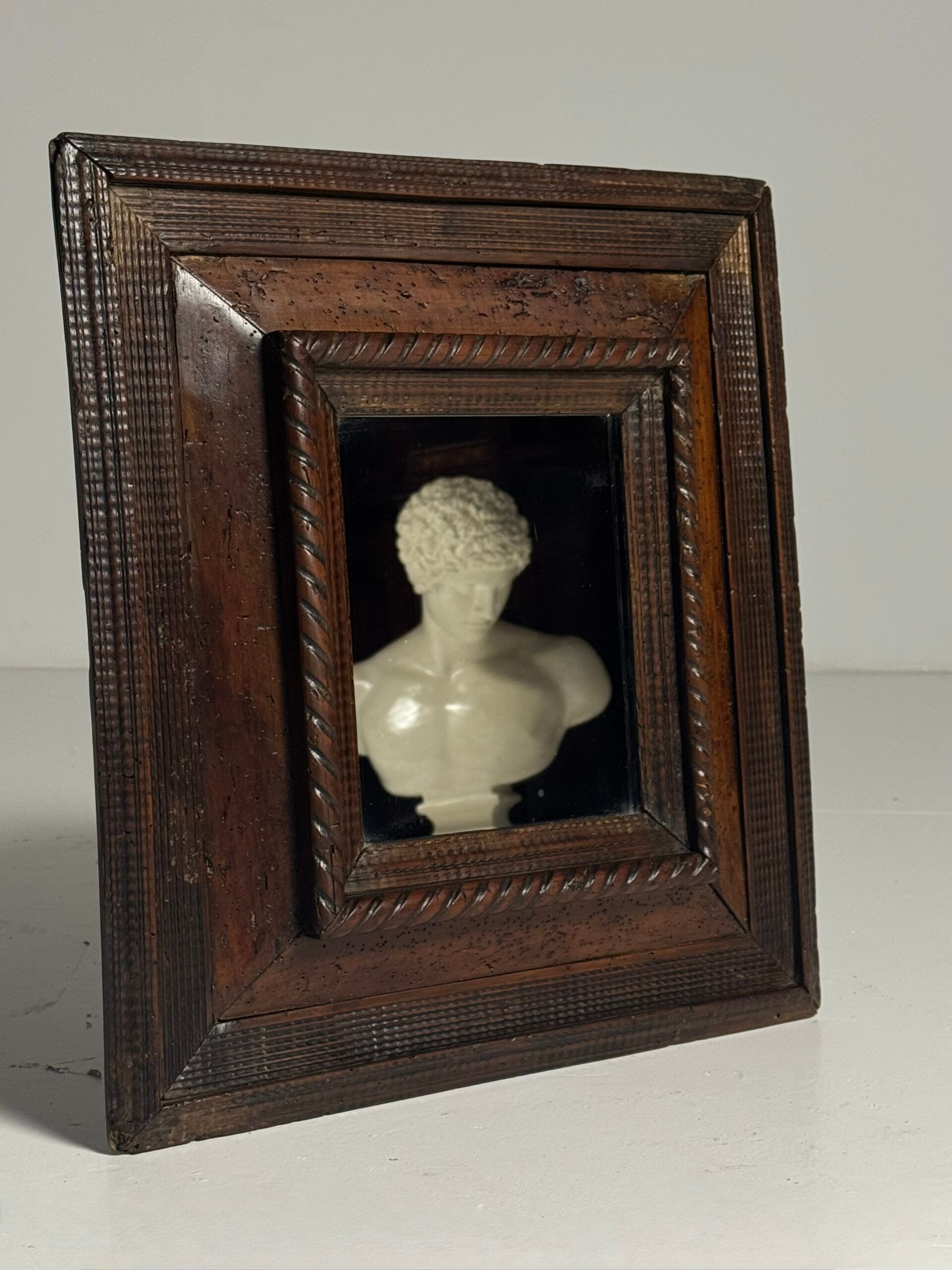 Miroir à cadre ondulé du XVIIIe siècle