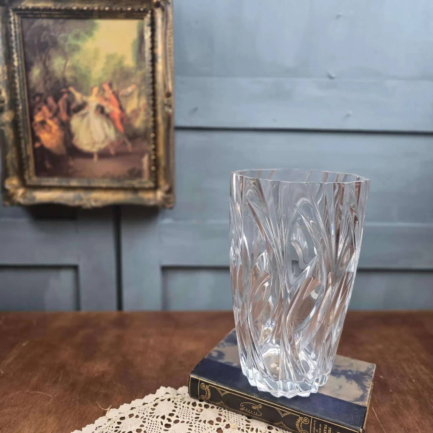 Grand vase vintage en verre moulé transparent