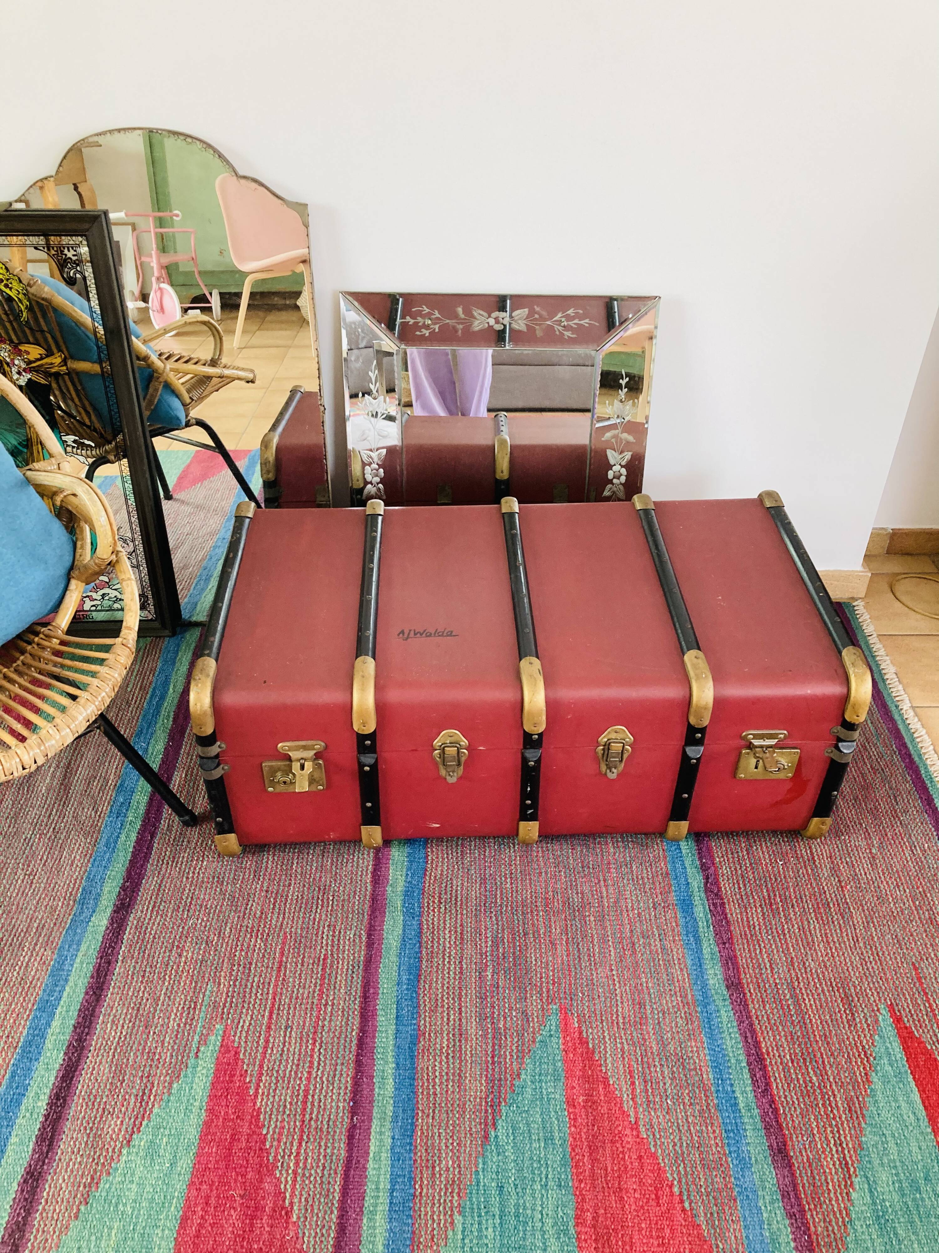 Coffre de voyage ancien en cuir bordeaux