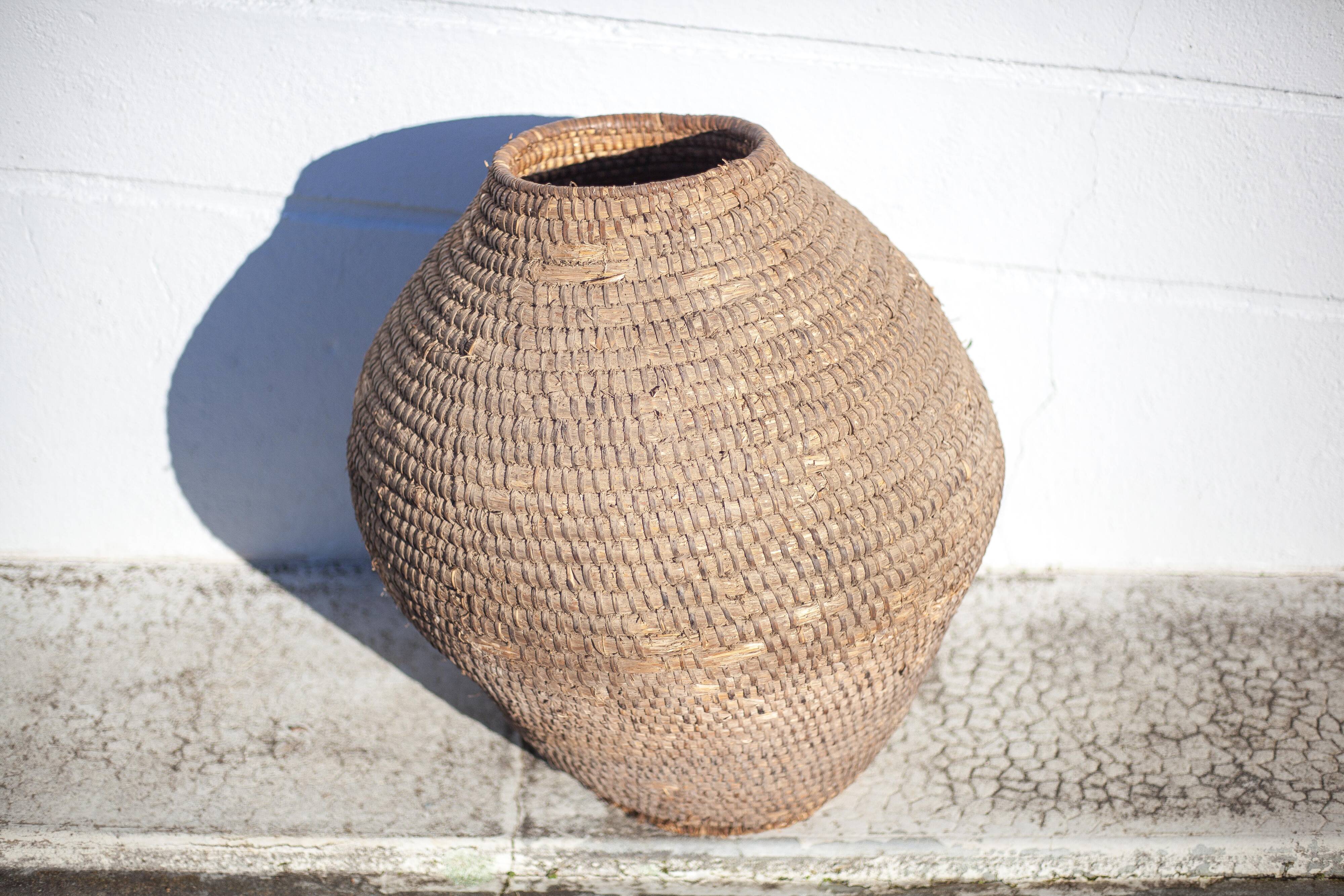 Old basket, burgundy XL straw and bramble, woven basket, interior decoration, pantry, cache