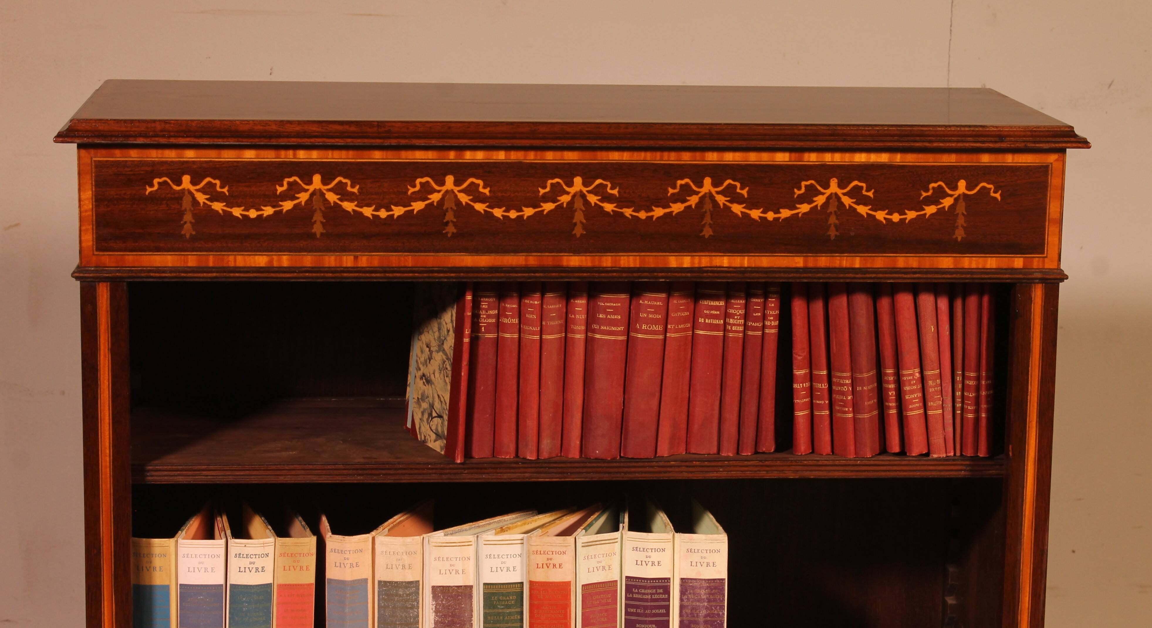 bibliothèque ouverte en acajou et incrustations