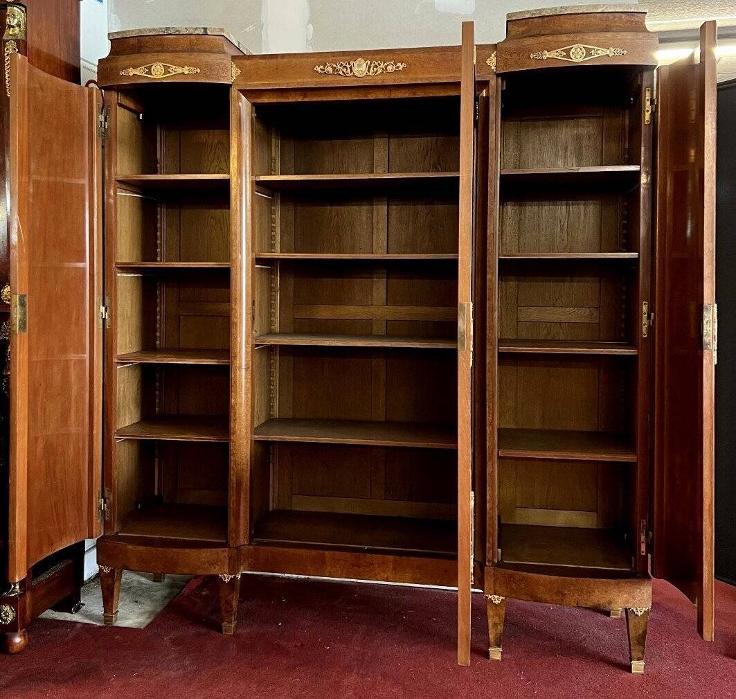 bibliothèque vitrine de style Louis XVI en marquéterie