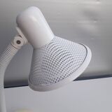 Lampe bureau vintage Massive en tôle perforée laquée blanc 1980