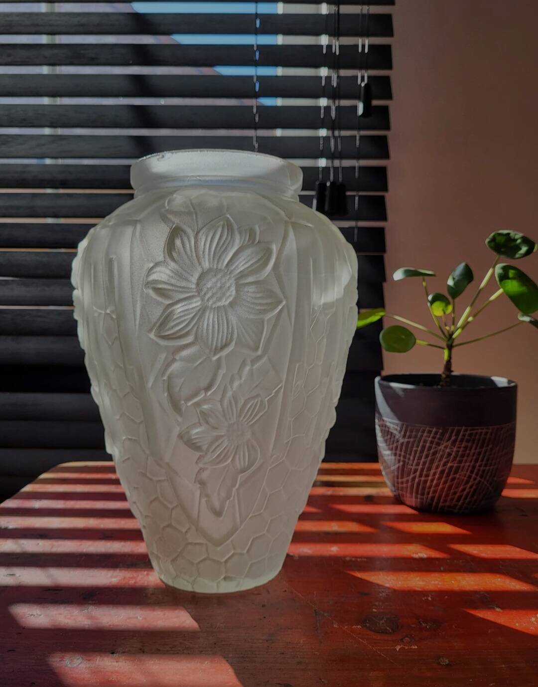 Vaas art déco en persglas givré avec décor floral, Frankrijk
