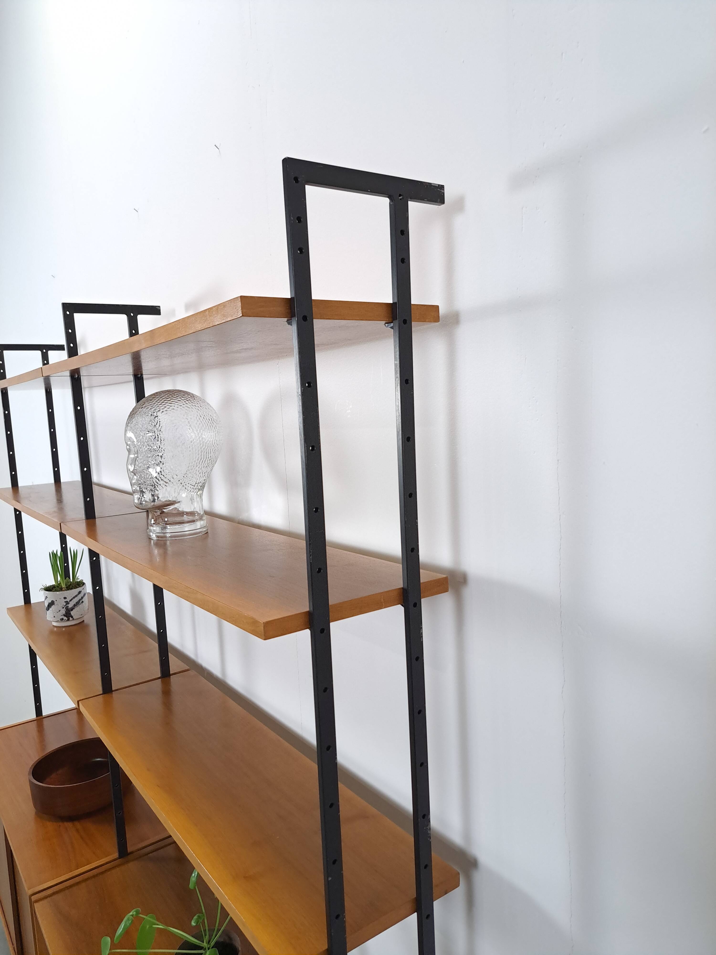 Modulair Omnia wandsysteem, Hilker, teak en zwart staal met legplanken