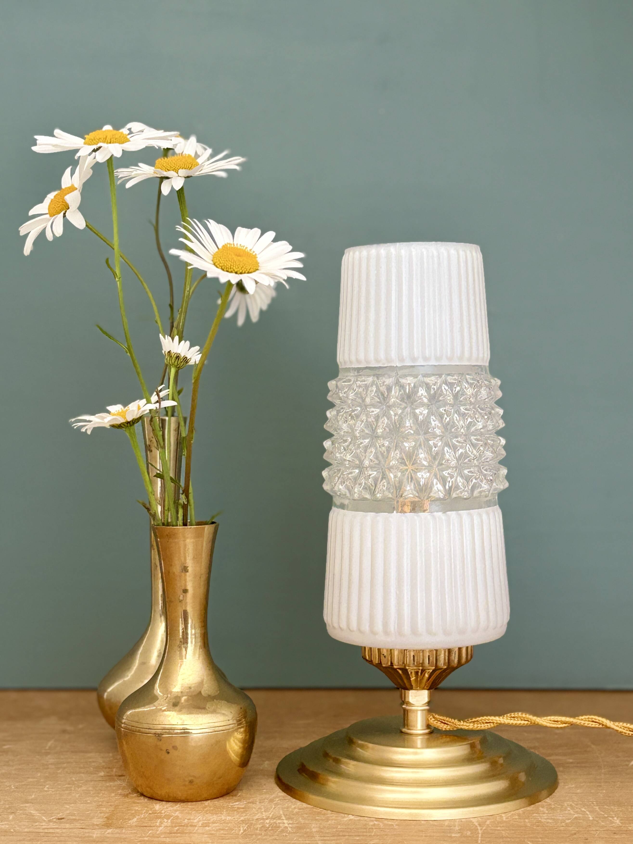 Vintage globe table lamp in glass and white opal.