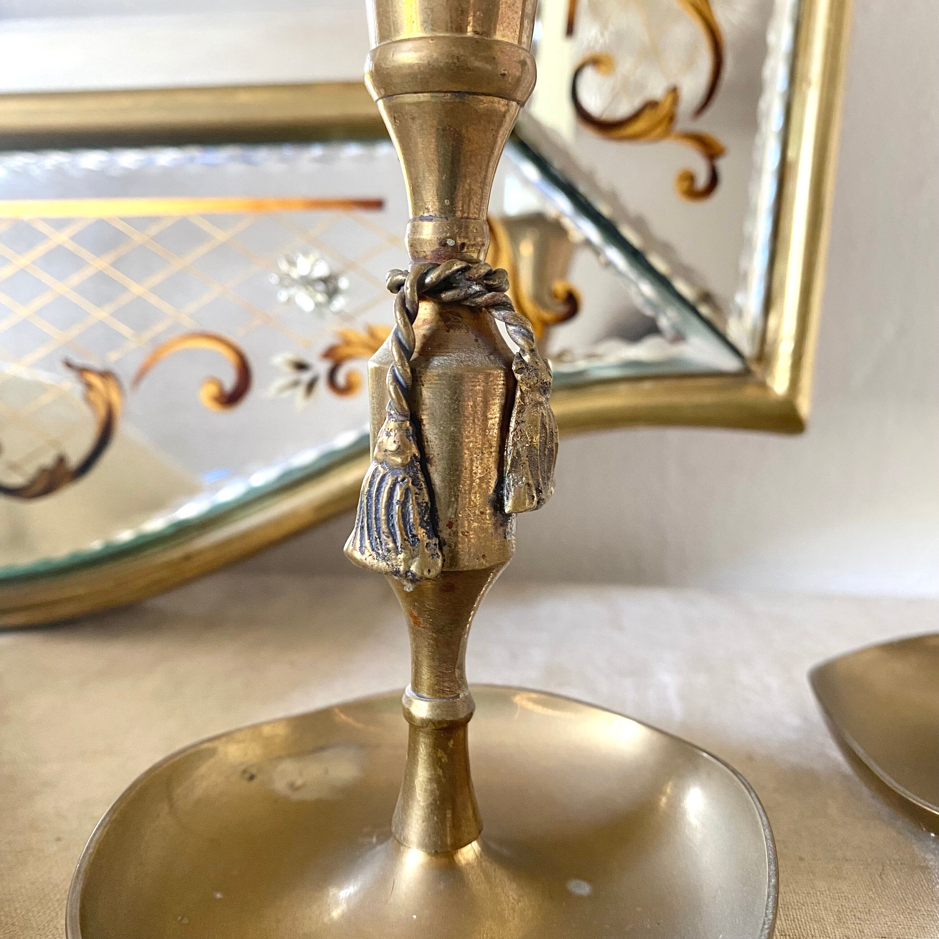 Paire de bougeoirs en laiton doré