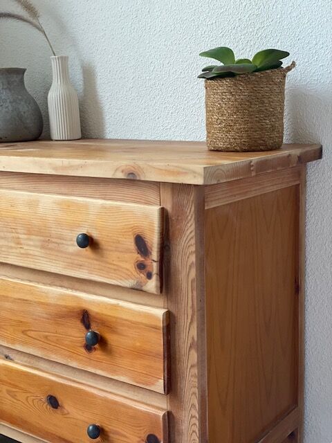 Wooden chest of drawers