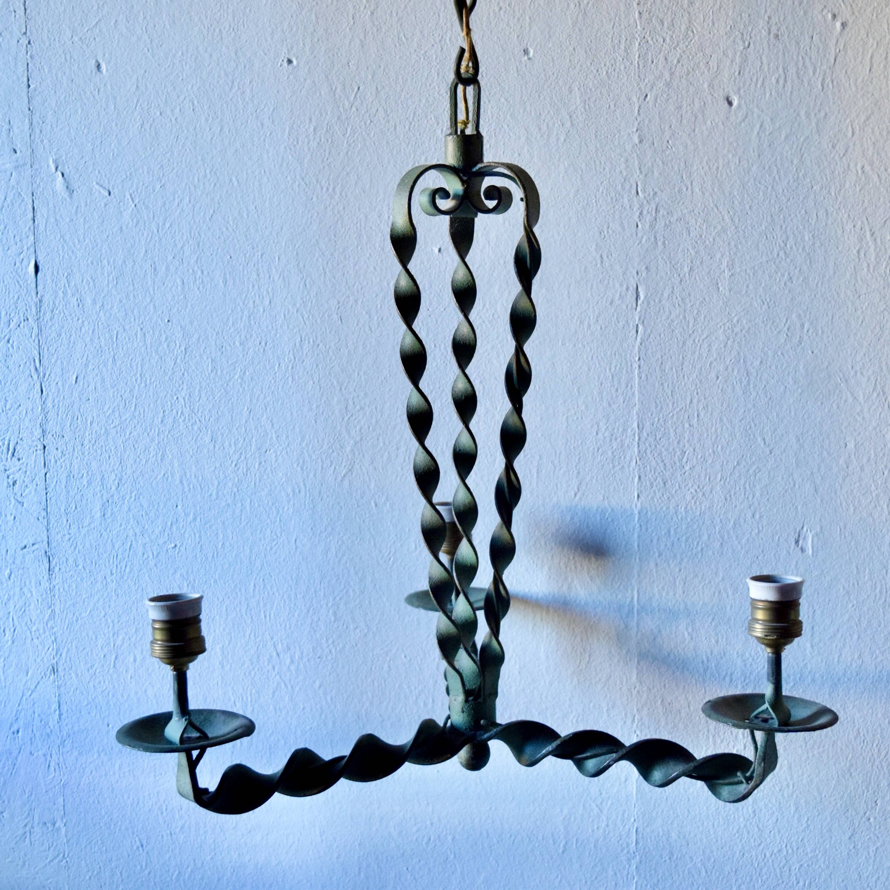 Ancien lustre en fer forgé