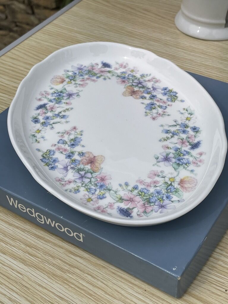 Plat oval à décor floral wedgwood