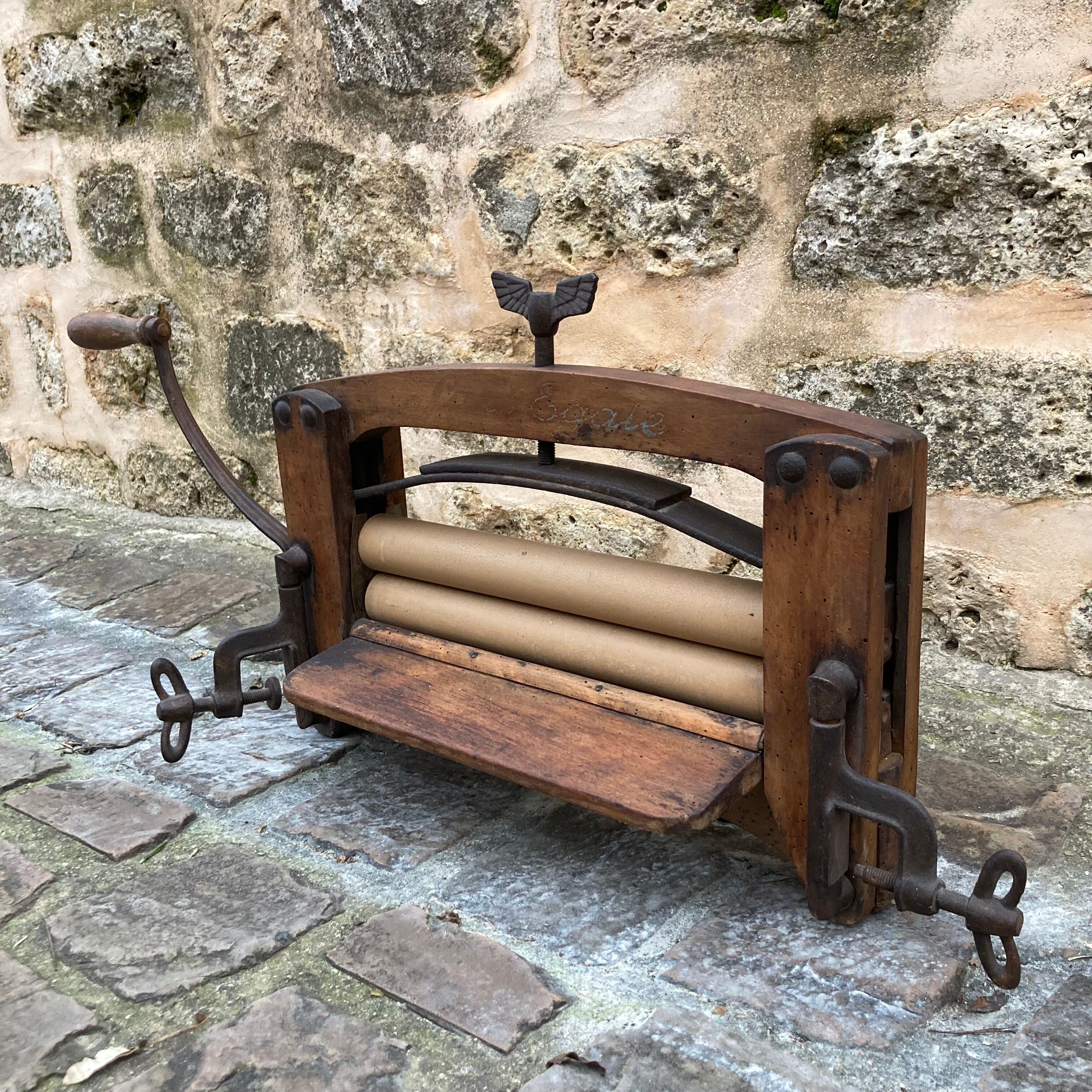 Manual laundry wringer