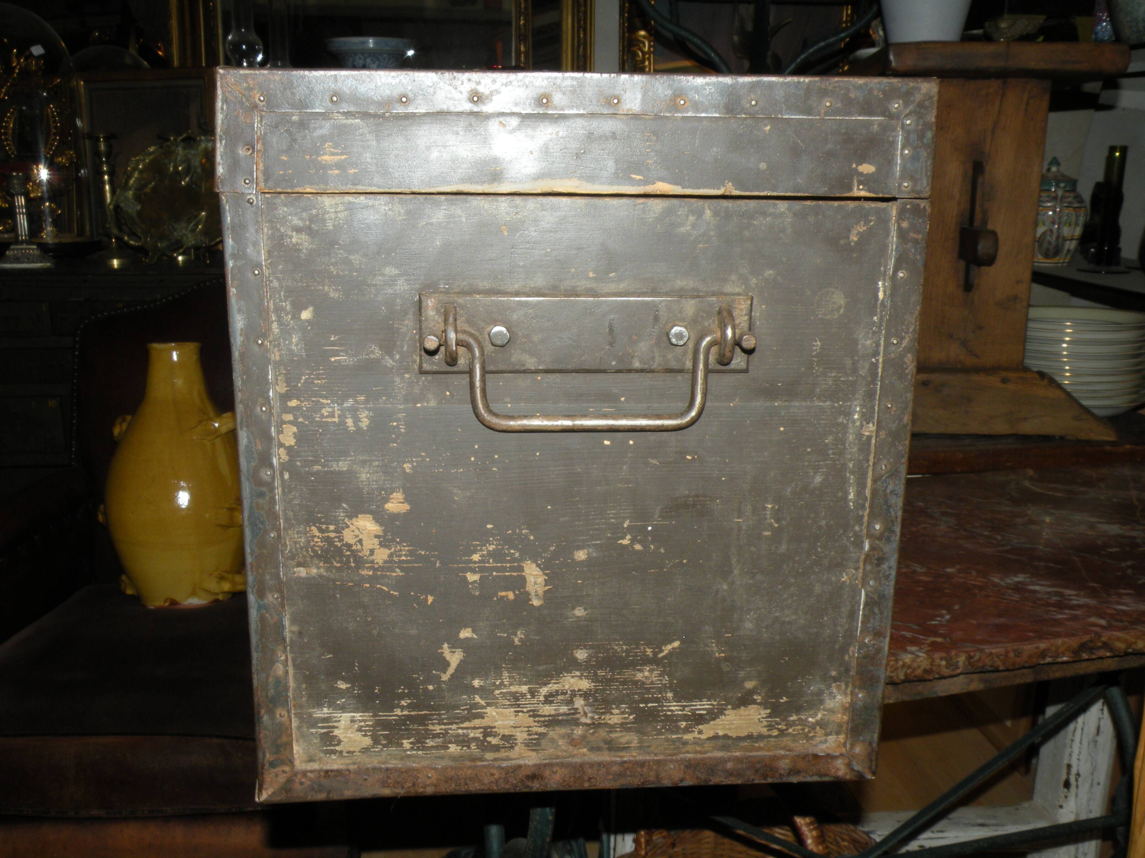 Beautiful cabinetmaker's trunk in wood and metal from the 1900s. With 3 storage compartments