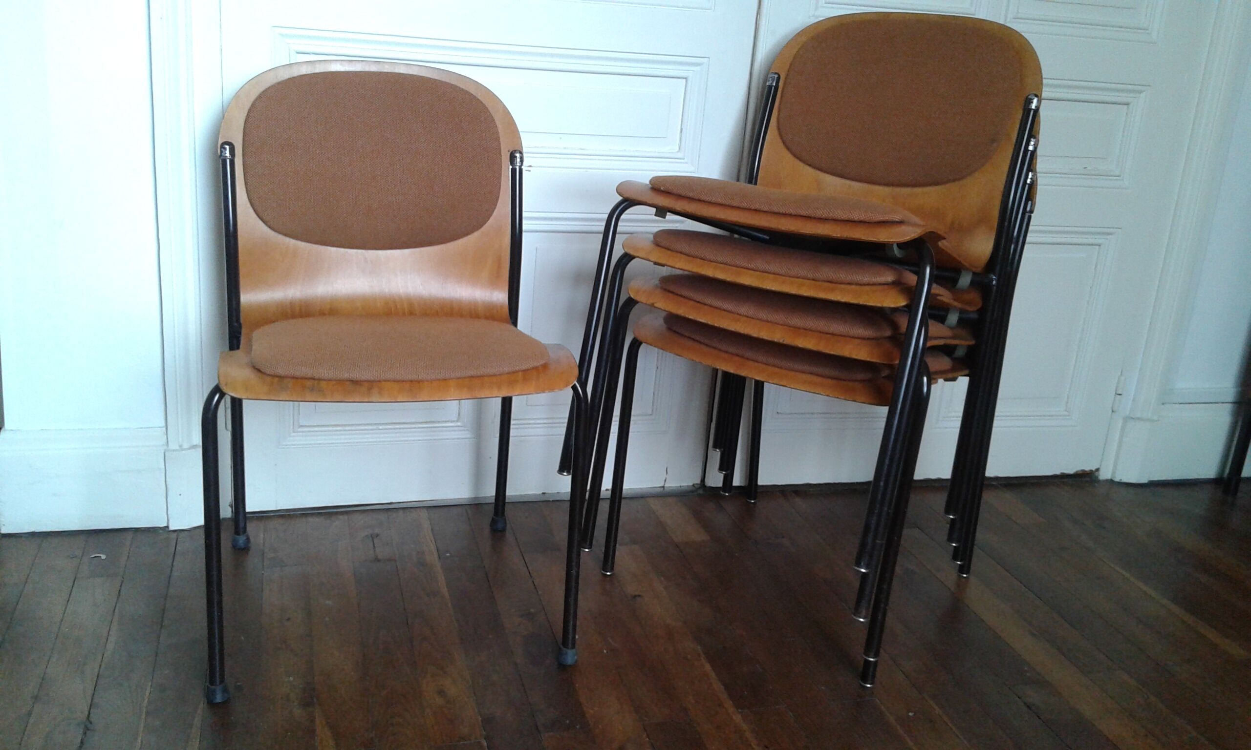 Lot of 5 vintage stackable chairs