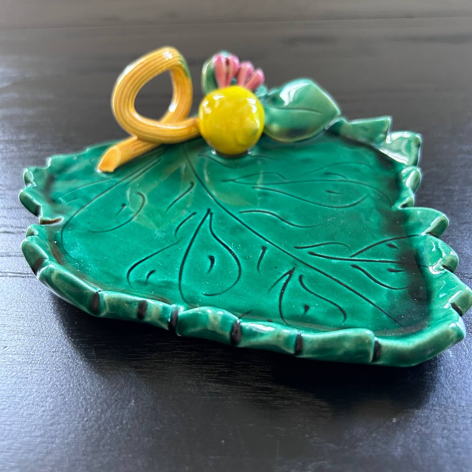 Empty pocket leaf and lemon in slip