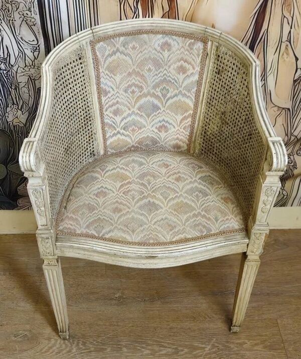 Fauteuil gondole de style Louis XVI en bois sculpté et patiné crème