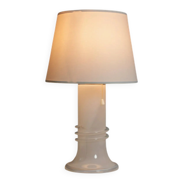 Lampe de table en verre par Hannelore Dreutler/Studio Åhus pour Ateljé Lyktan, signée et datée de 1981.