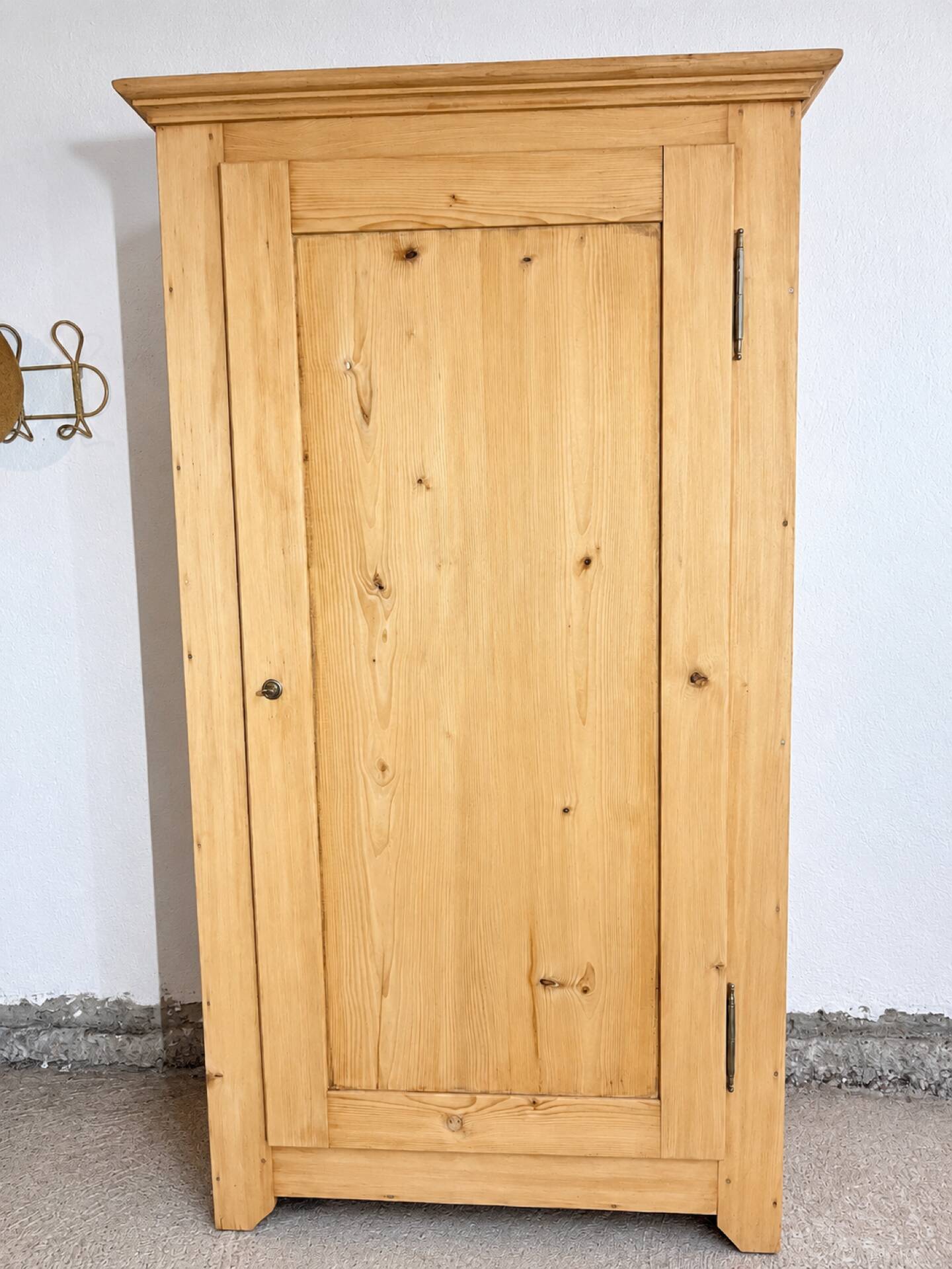 Hat cabinet