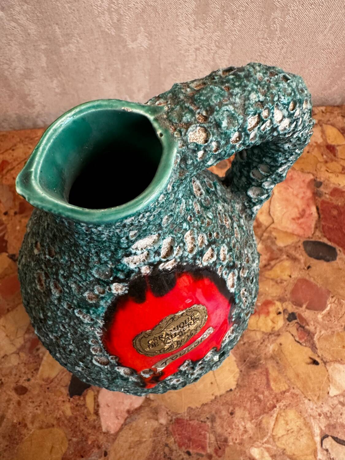 Pichet Vallauris années 60 rouge émaillé Fat Lava vert écume des mers
