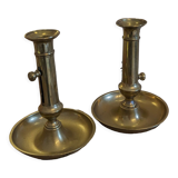 Bougeoirs à poussoirs en laiton doré