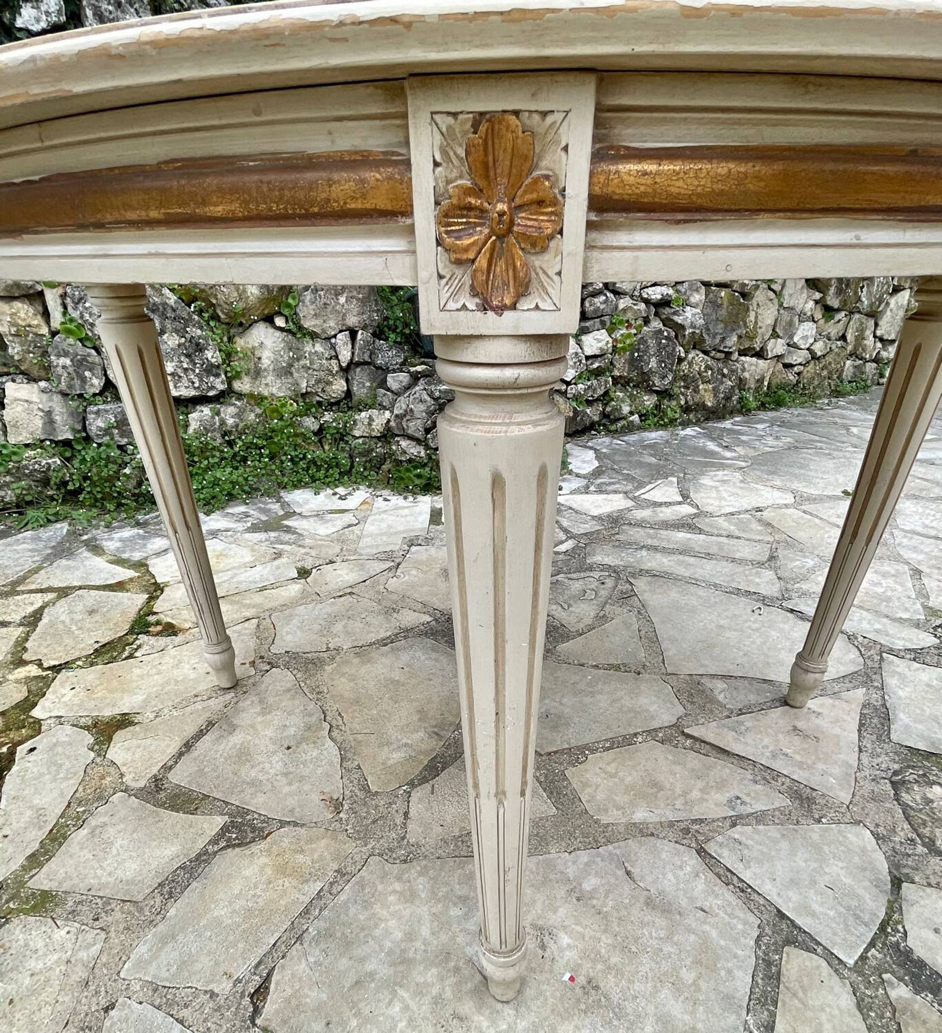 Louis XVI style round table in painted wood
