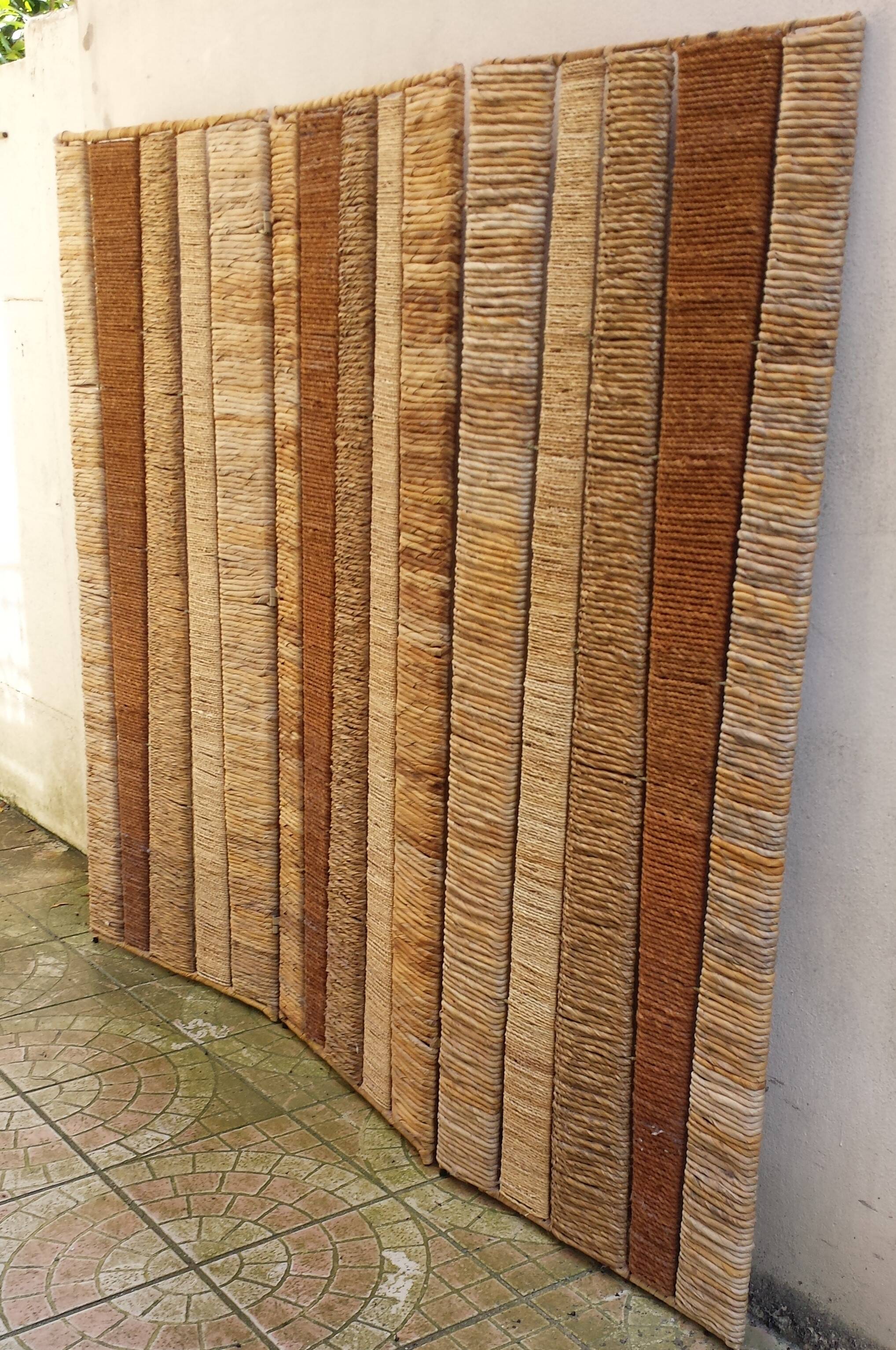 Straw and woven rope screen with metal structure