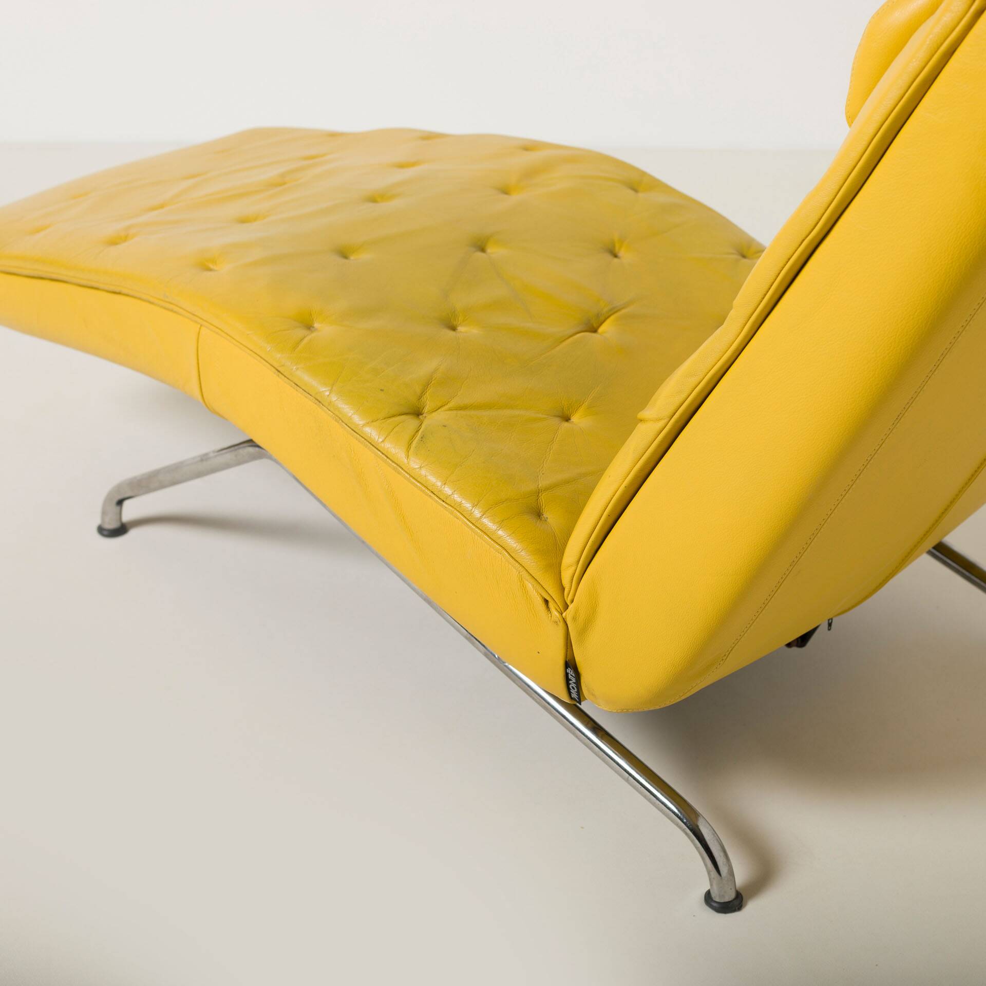 Mid Century / Modernist / Bauhaus Style  Chaise in yellow leather and chrom