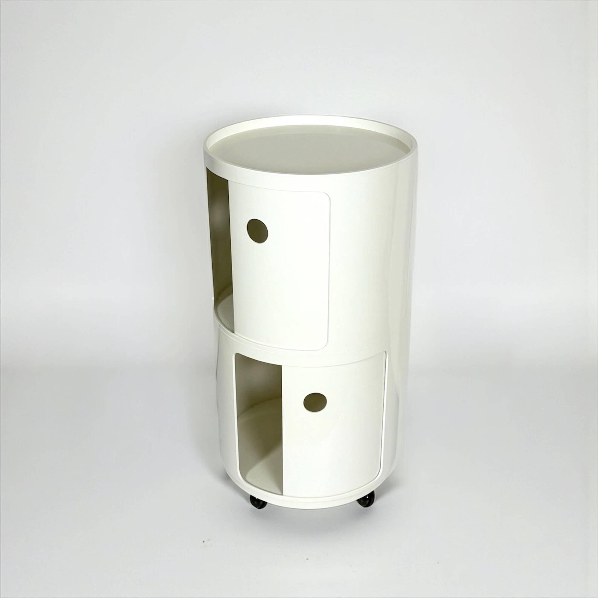 Paire de vélos Kartell Componibili des années 70 sur roulettes, coloris blanc cassé et corail.