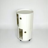 Paire de vélos Kartell Componibili des années 70 sur roulettes, coloris blanc cassé et corail.