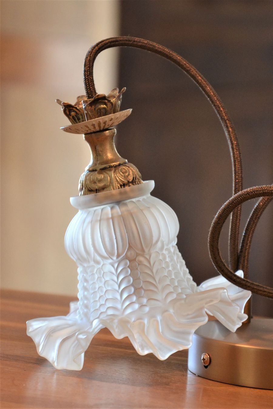 Double suspension with tulip lampshades and gold finishes