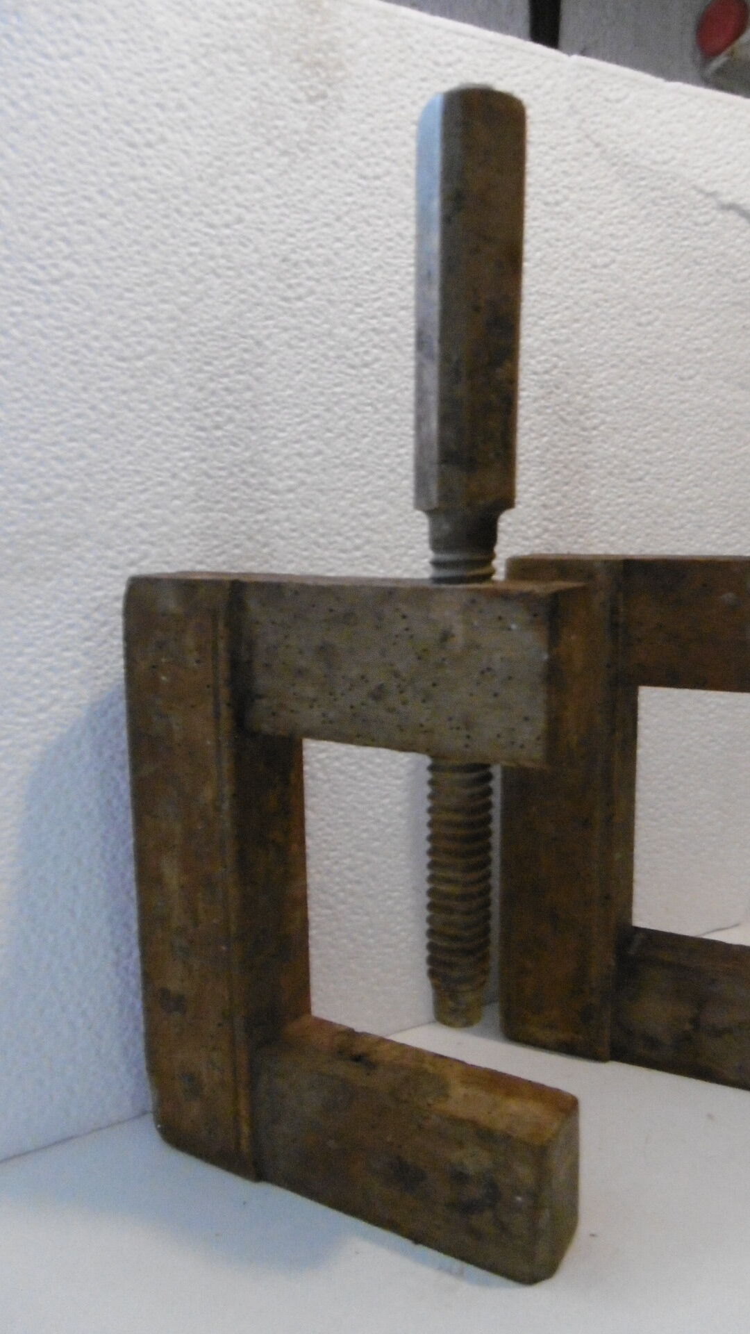 Bookends wood joints for shelf