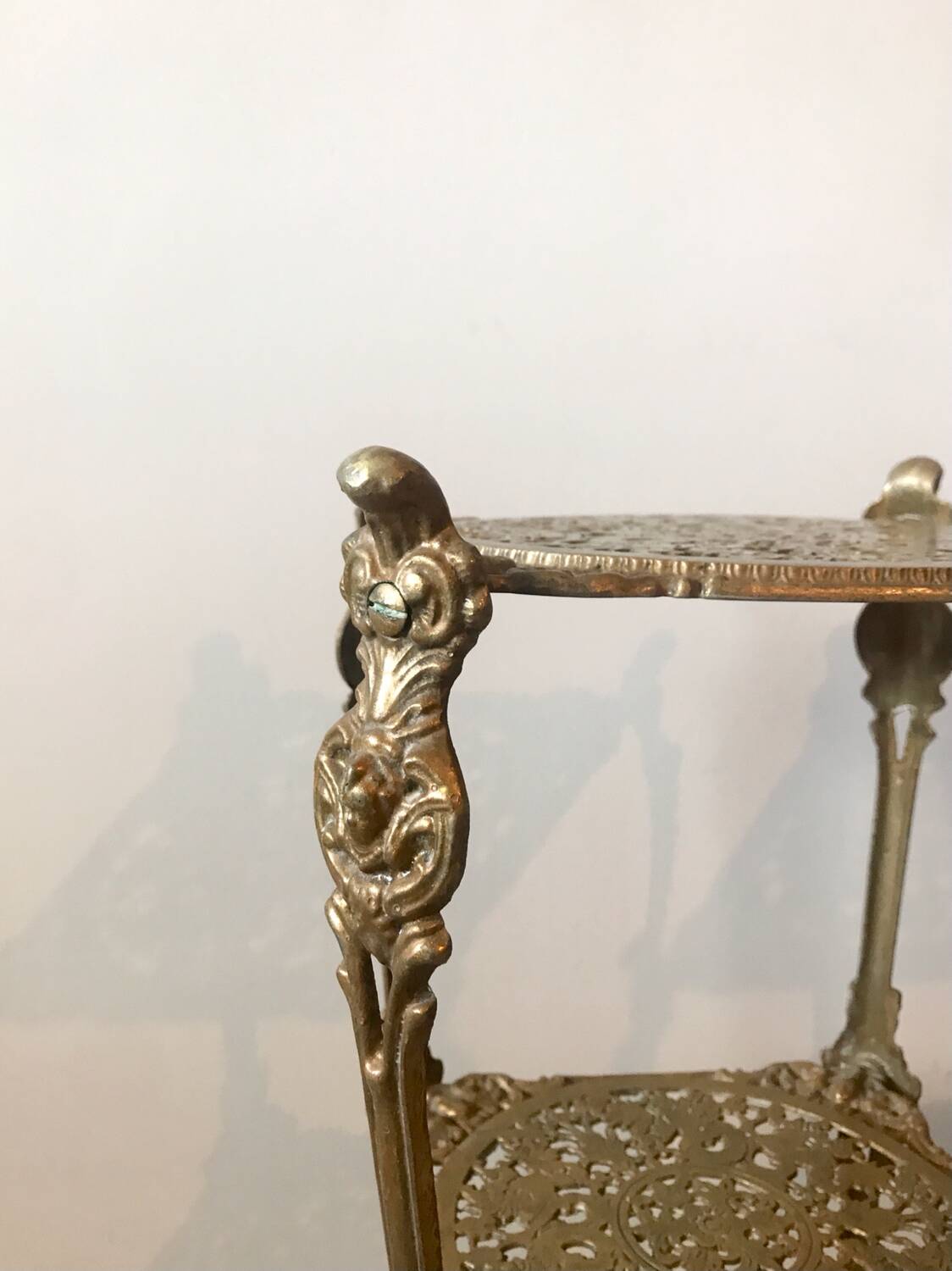 Paire de sellettes en laiton doré des années 1930