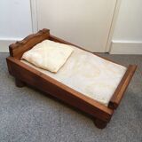 Ancien lit en bois pour poupée avec matelas et oreiller