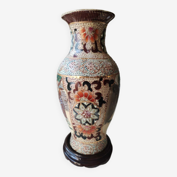 Vase chinois balustre en céramique polychromes. Scènes de vie Guerriers Japonais/Samouraïs sur fond de nature sauvage