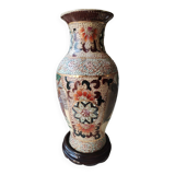 Chinese vase baluster in polychrome ceramics. Life scenes Japanese warriors/Samurai against a backdrop of wilderness