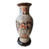 Vase chinois balustre en céramique polychromes. Scènes de vie Guerriers Japonais/Samouraïs sur fond de nature sauvage