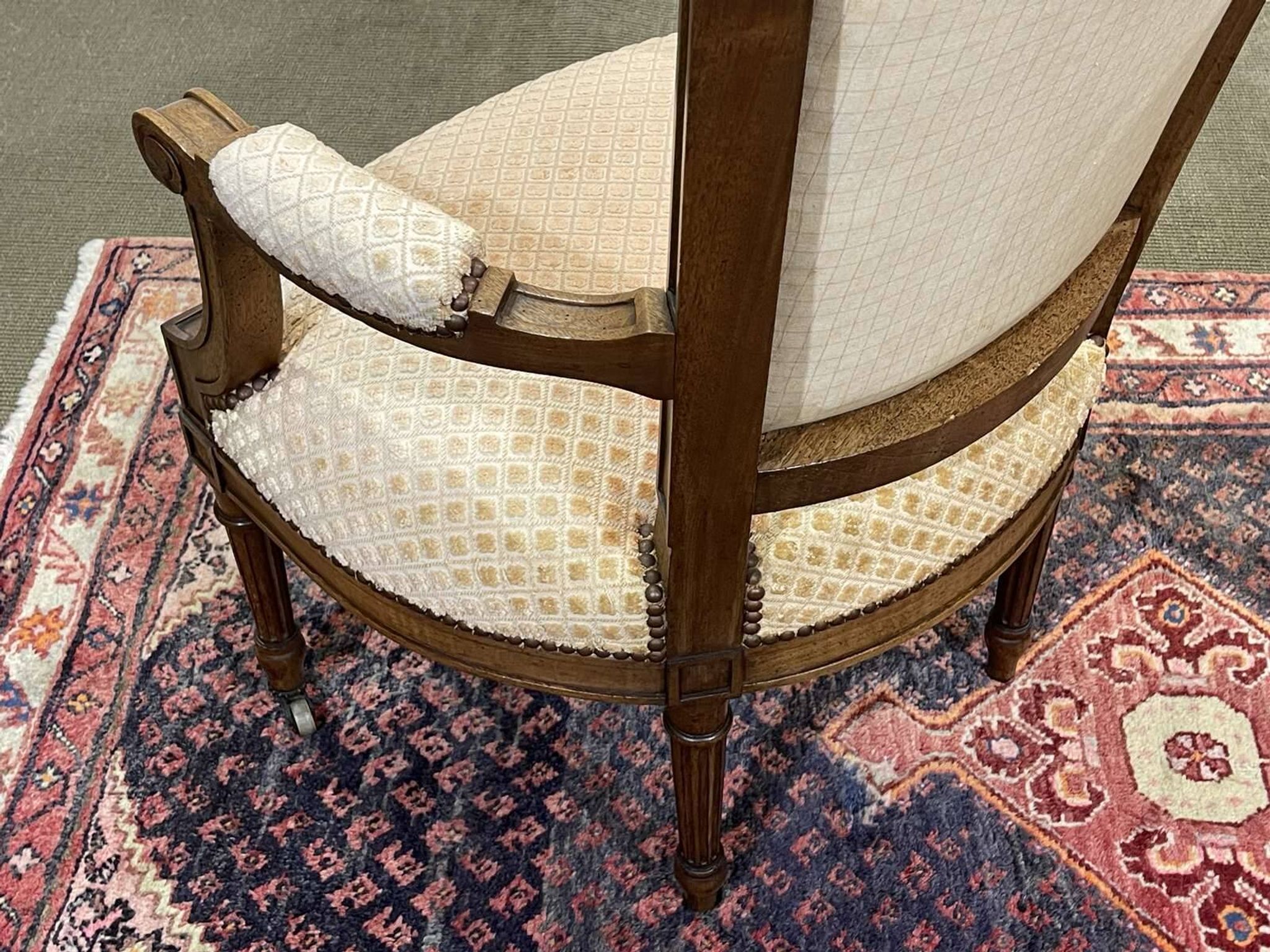 Paire de fauteuils Louis XVI début XXème en noyer