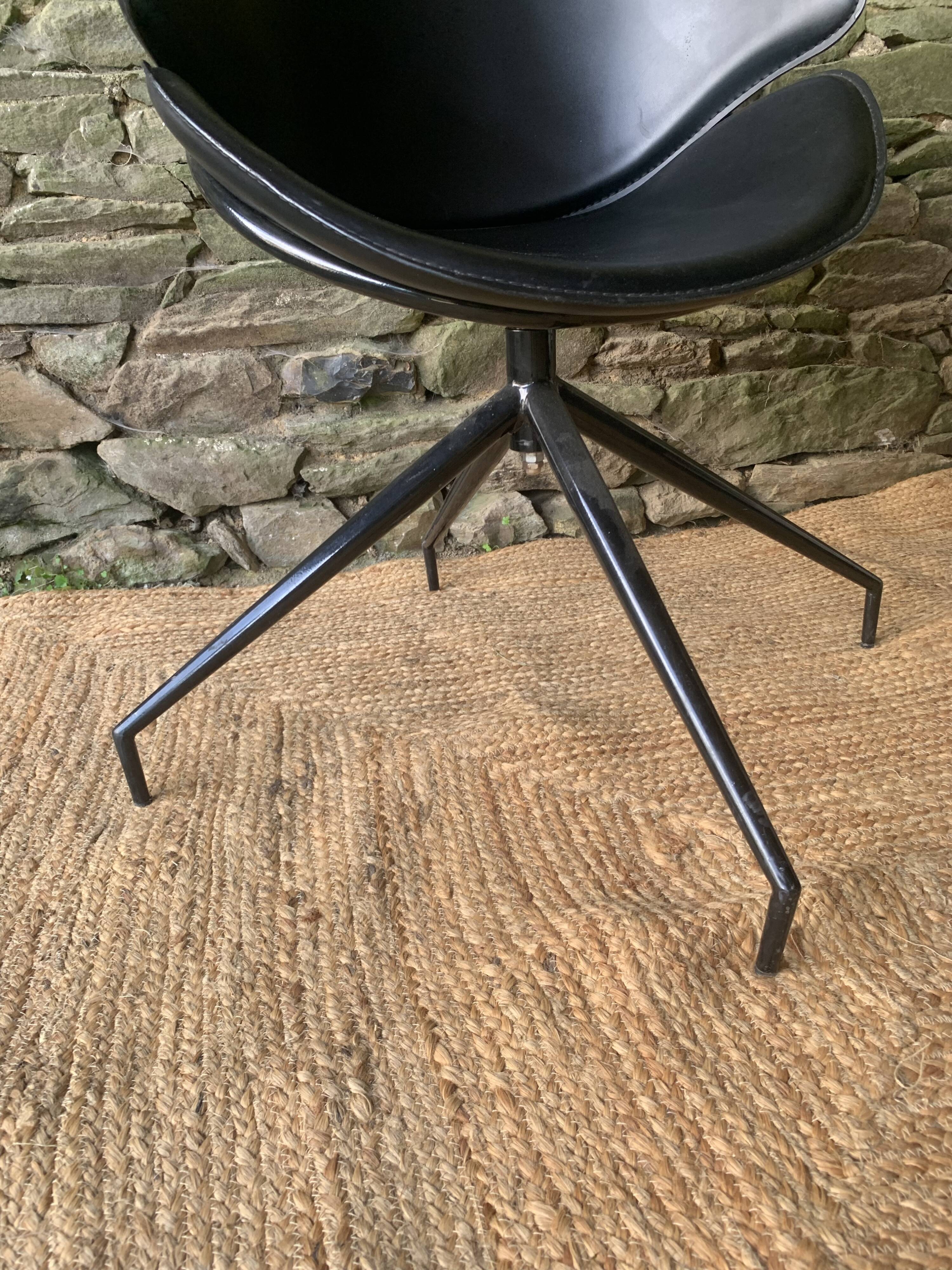 Paire de fauteuils pivotants modernistes en cuir noir