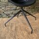 Paire de fauteuils pivotants modernistes en cuir noir