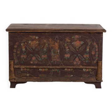 Coffre de mariage ancien à décor végétal en relief (vers 1820)