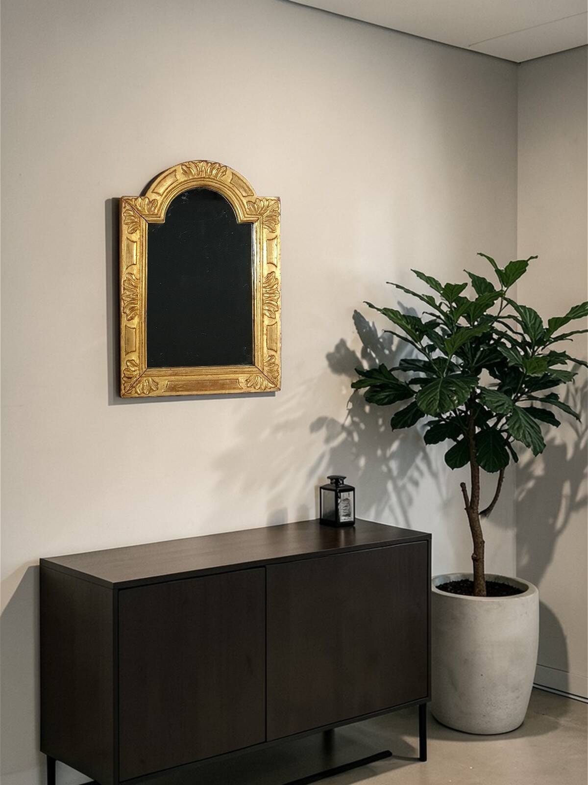 Antique mirror with hat-shaped frame, carved and gilded wood, 46x32 cm D011