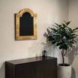 Antique mirror with hat-shaped frame, carved and gilded wood, 46x32 cm D011