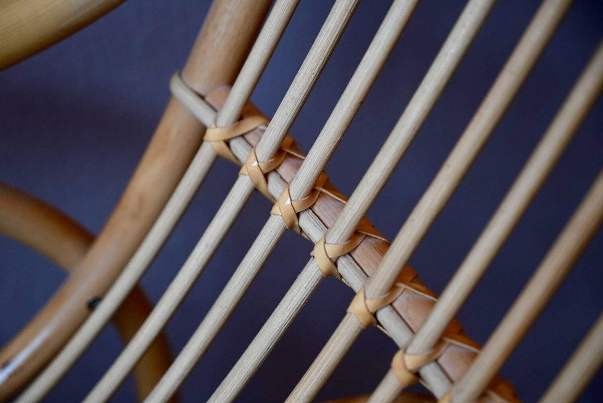Rocking-chair vintage en rotin années 60-70, dossier haut ajouré