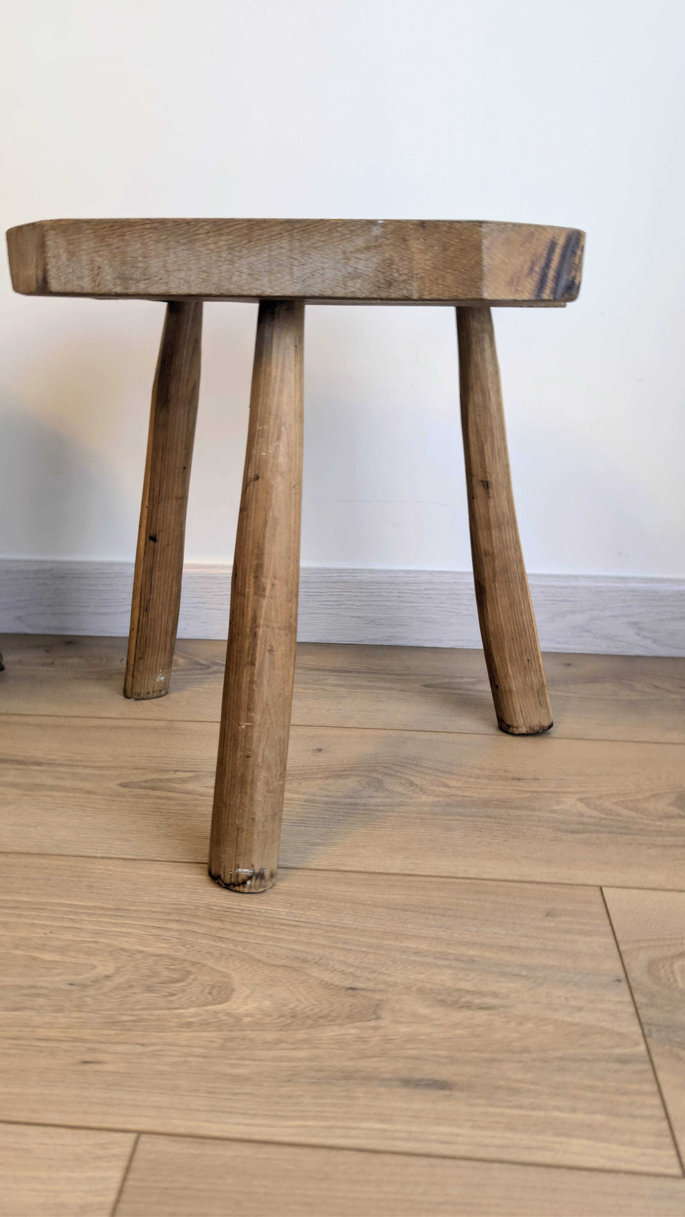 Paire de tabourets brutalistes anciens en bois massif