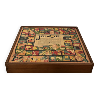 Board game box with its accessories.