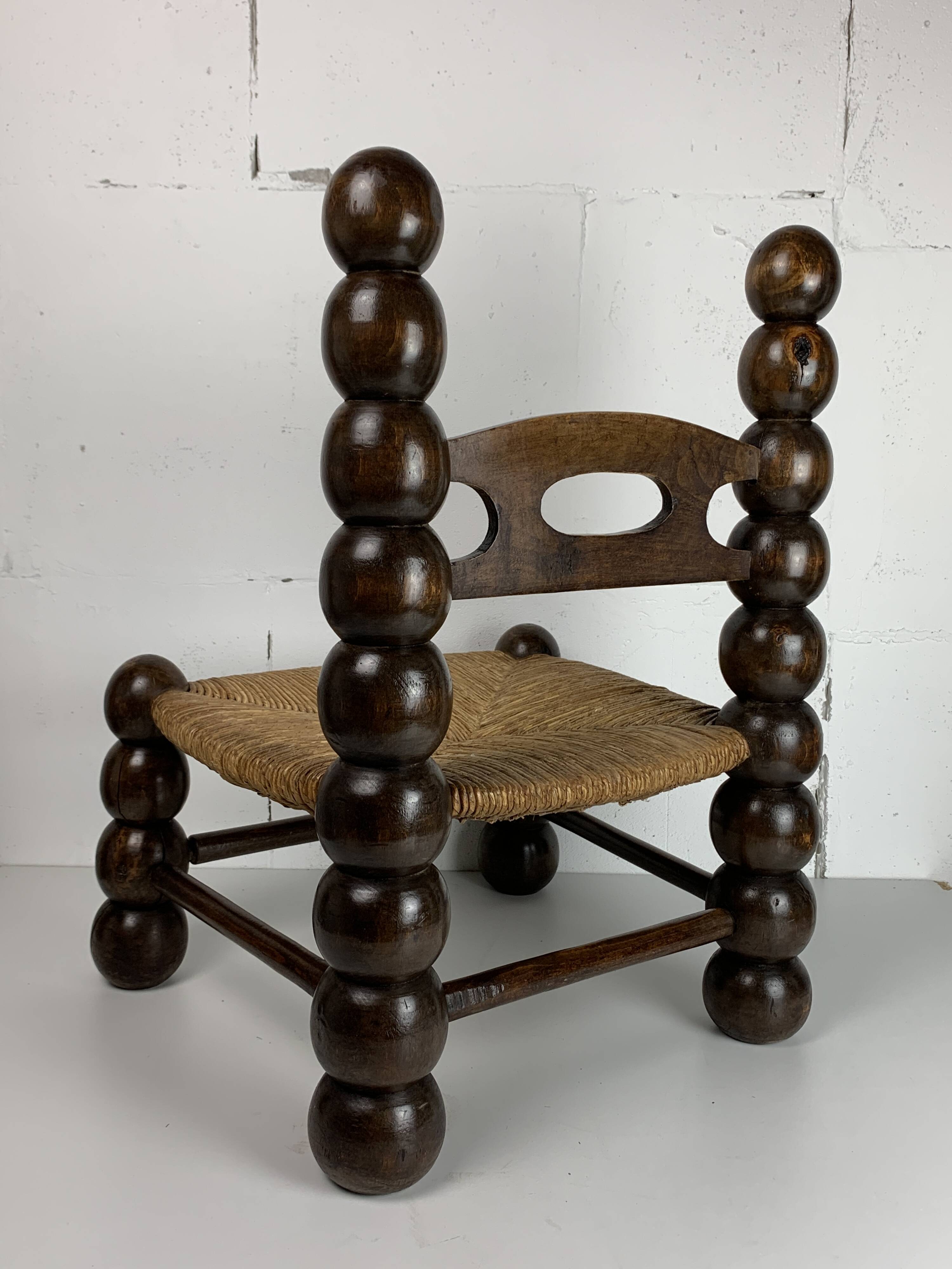 Chaise basse en bois tourné dans le style de Charles Dudouyt, France, années 1950