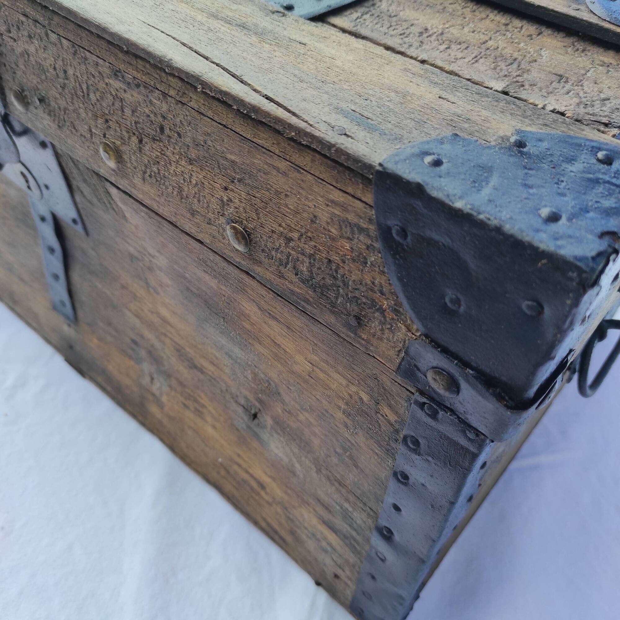 Small wooden trunk of 60 x 36 x 31 cm of dimensions