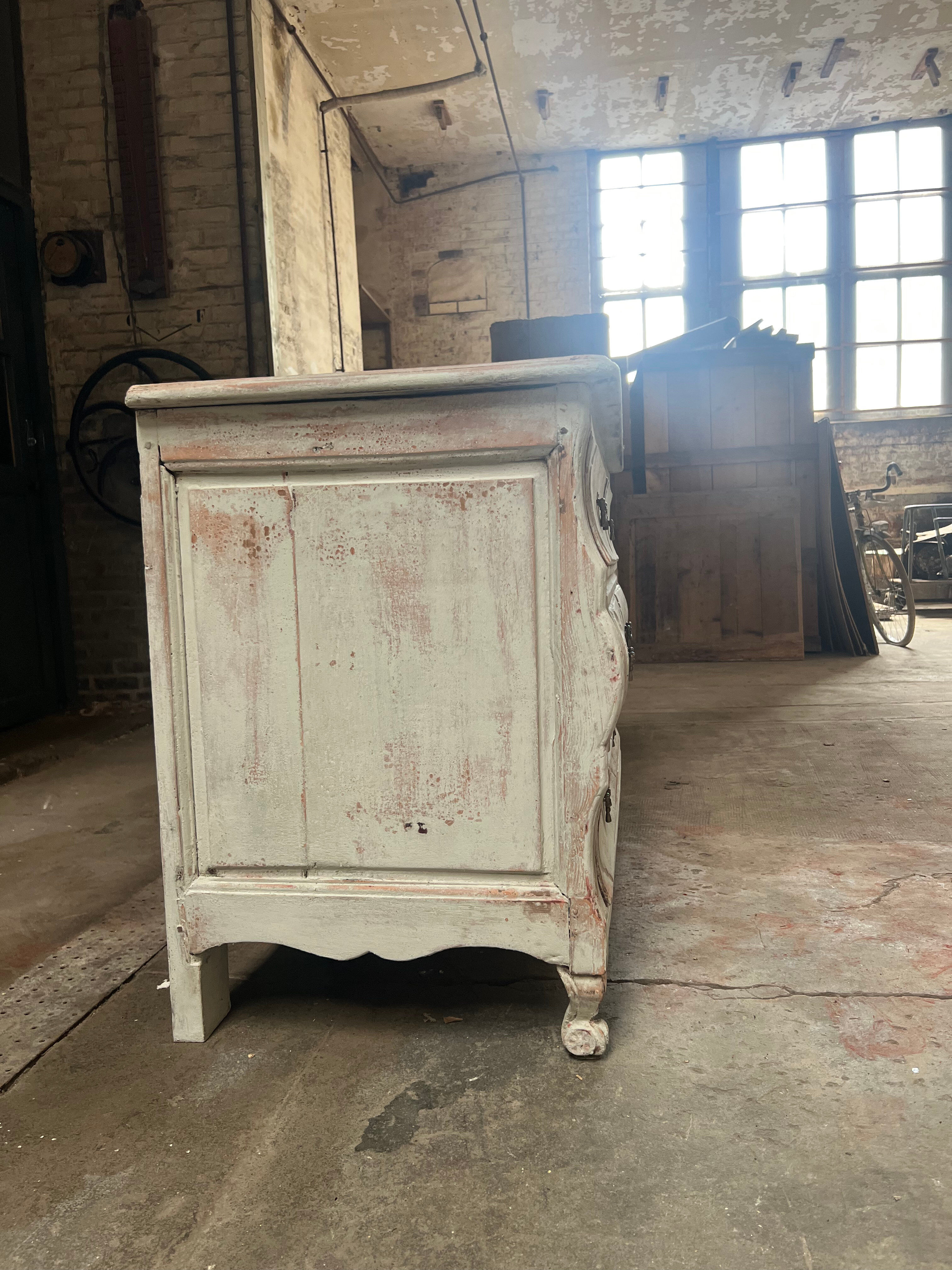 Curved commode from the 18th century