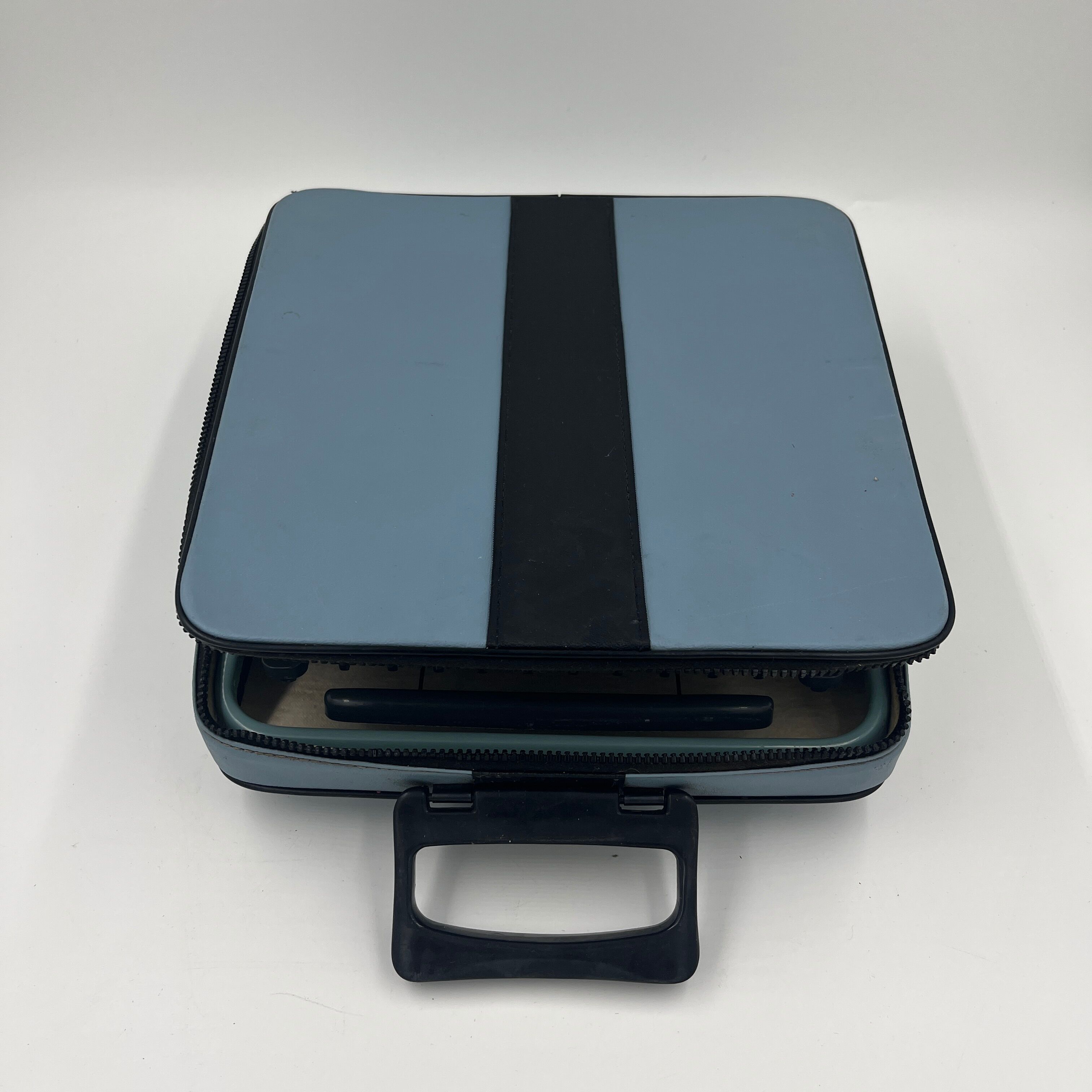Olivetti Lettera 22 Blue typewriter